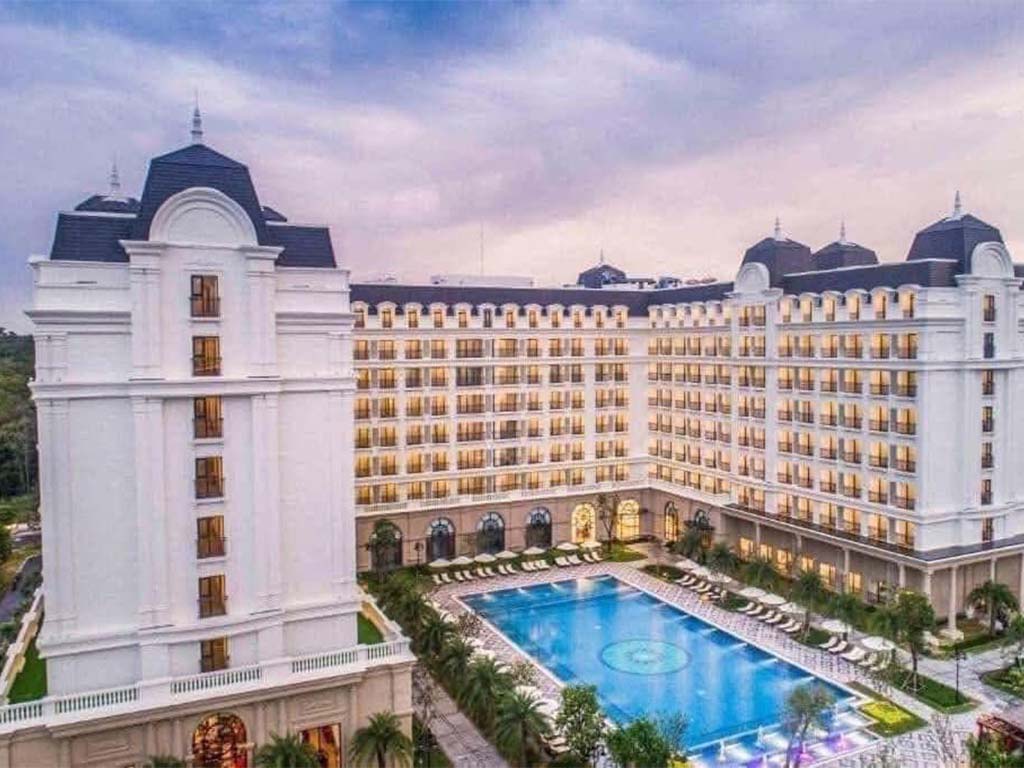 hồ bơi Review 3N2Đ ở VinHolidays Fiesta Phú Quốc